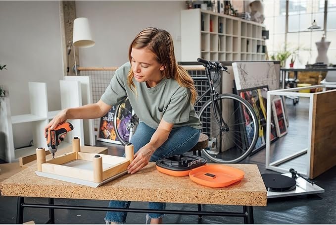 BLACK+DECKER Cordless Rapid Screwdriver with Bits and Storage Case 3.6V - Image 4